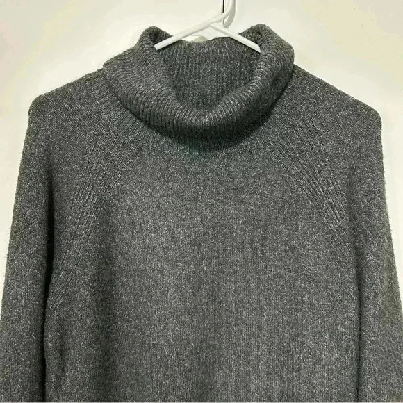 Tahari Gray Long Sleeve Knit Turtleneck Comfortable Soft Sweater Size Medium - Picture 2 of 14